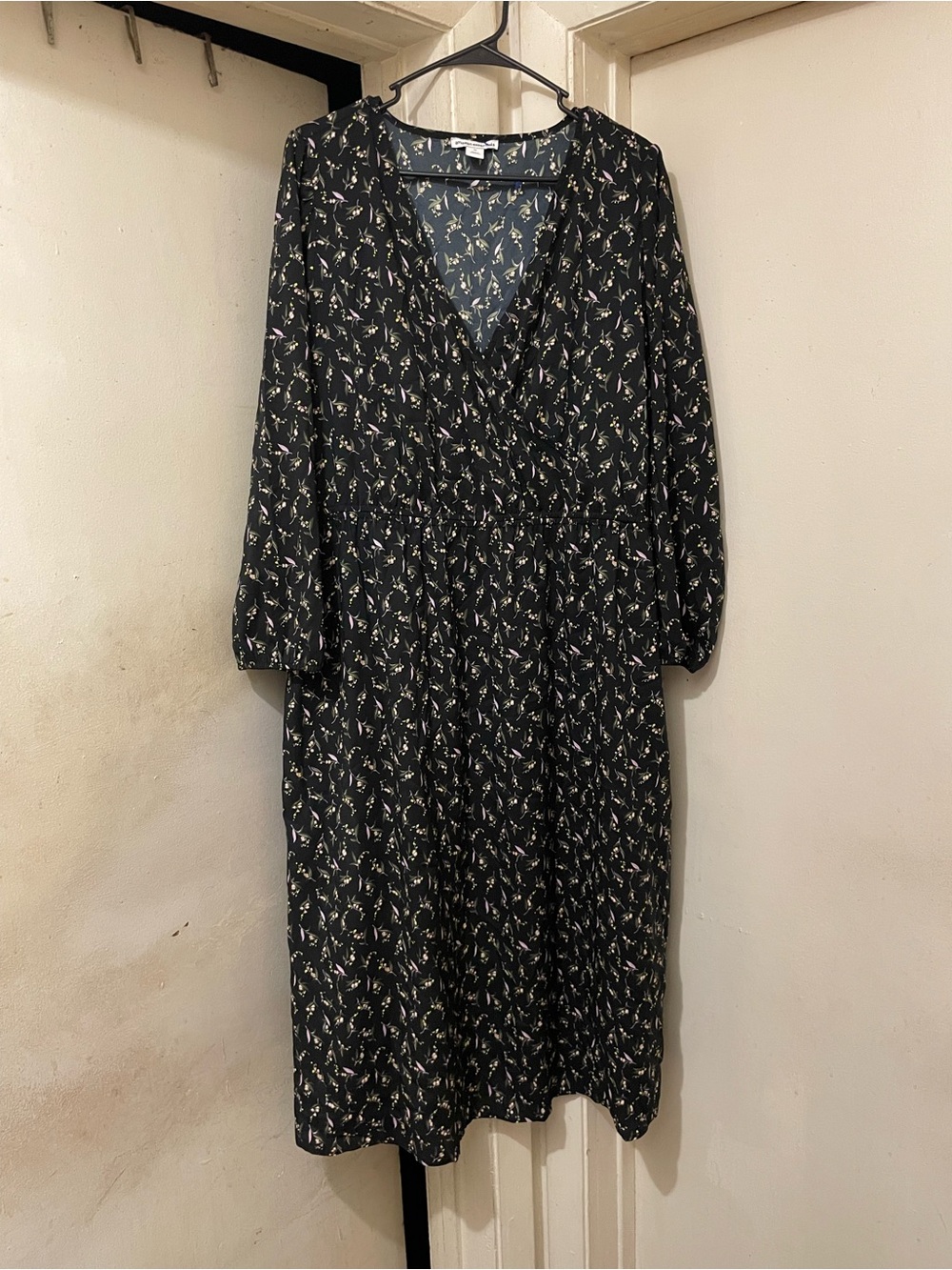 Amazon Essentials Women’s Plus 2X Black Floral V-Neck Long Sleeve Midi Dress